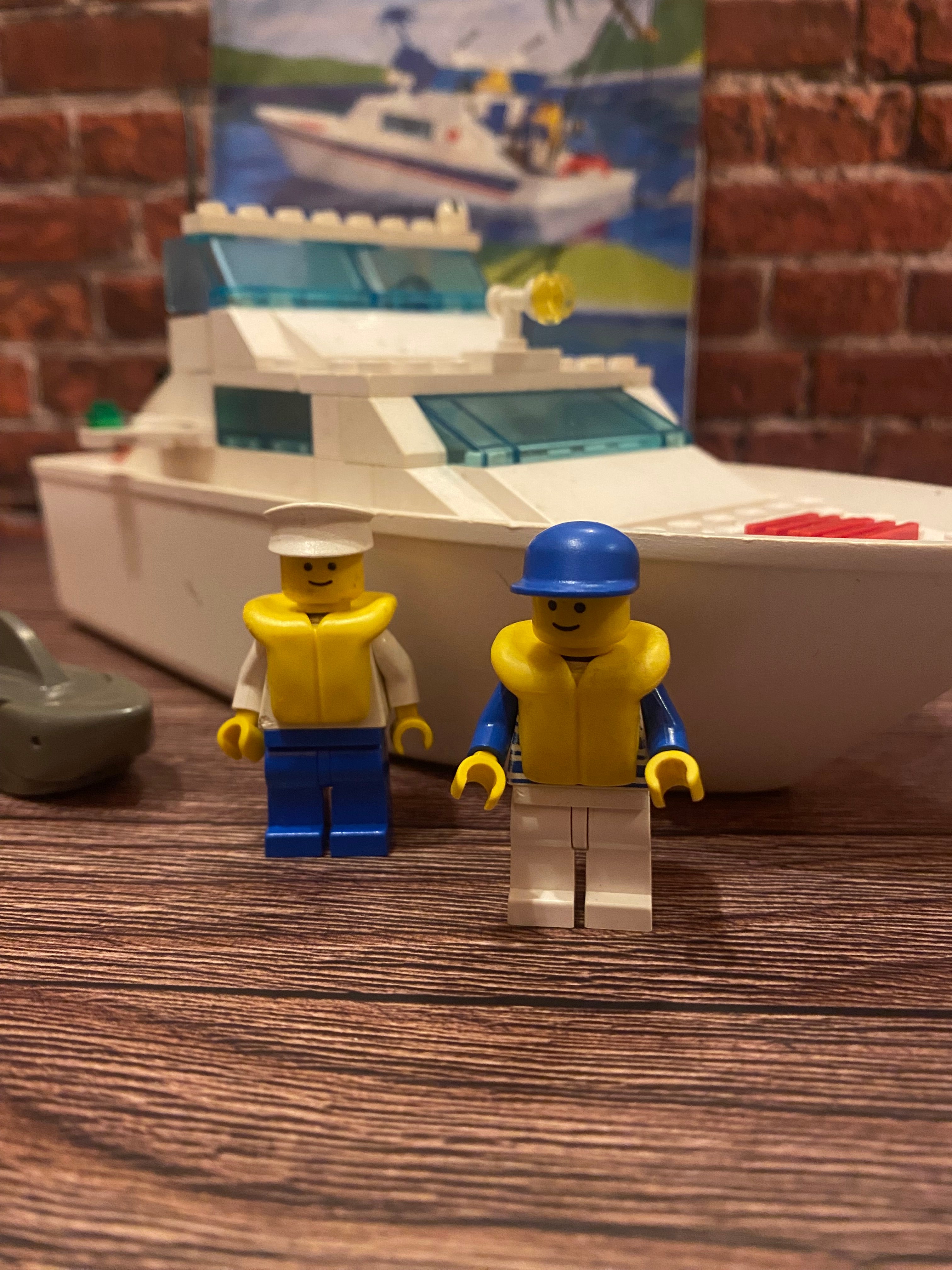 LEGO 4011 Cabin Cruiser (1991)
