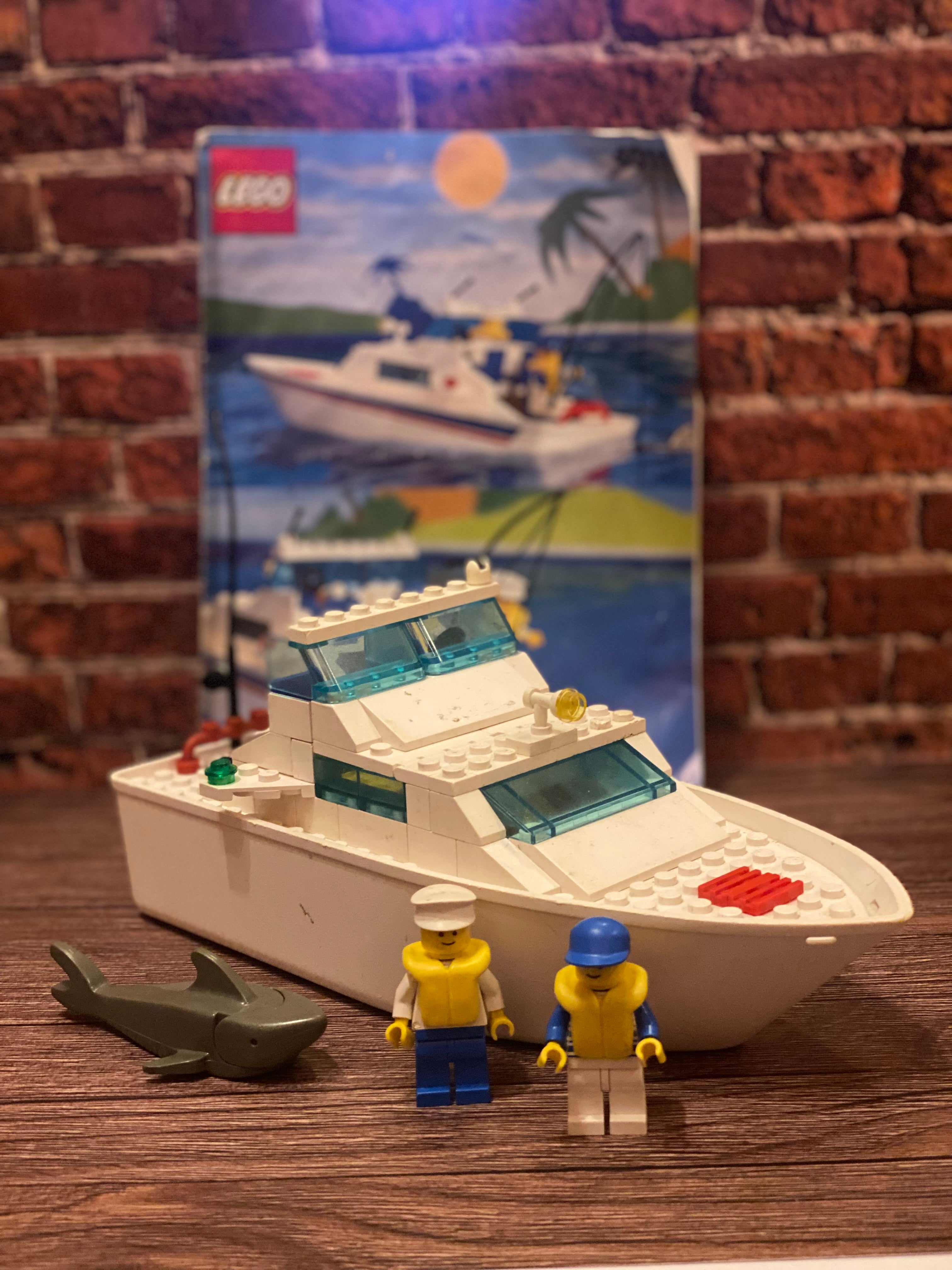 LEGO 4011 Cabin Cruiser (1991)