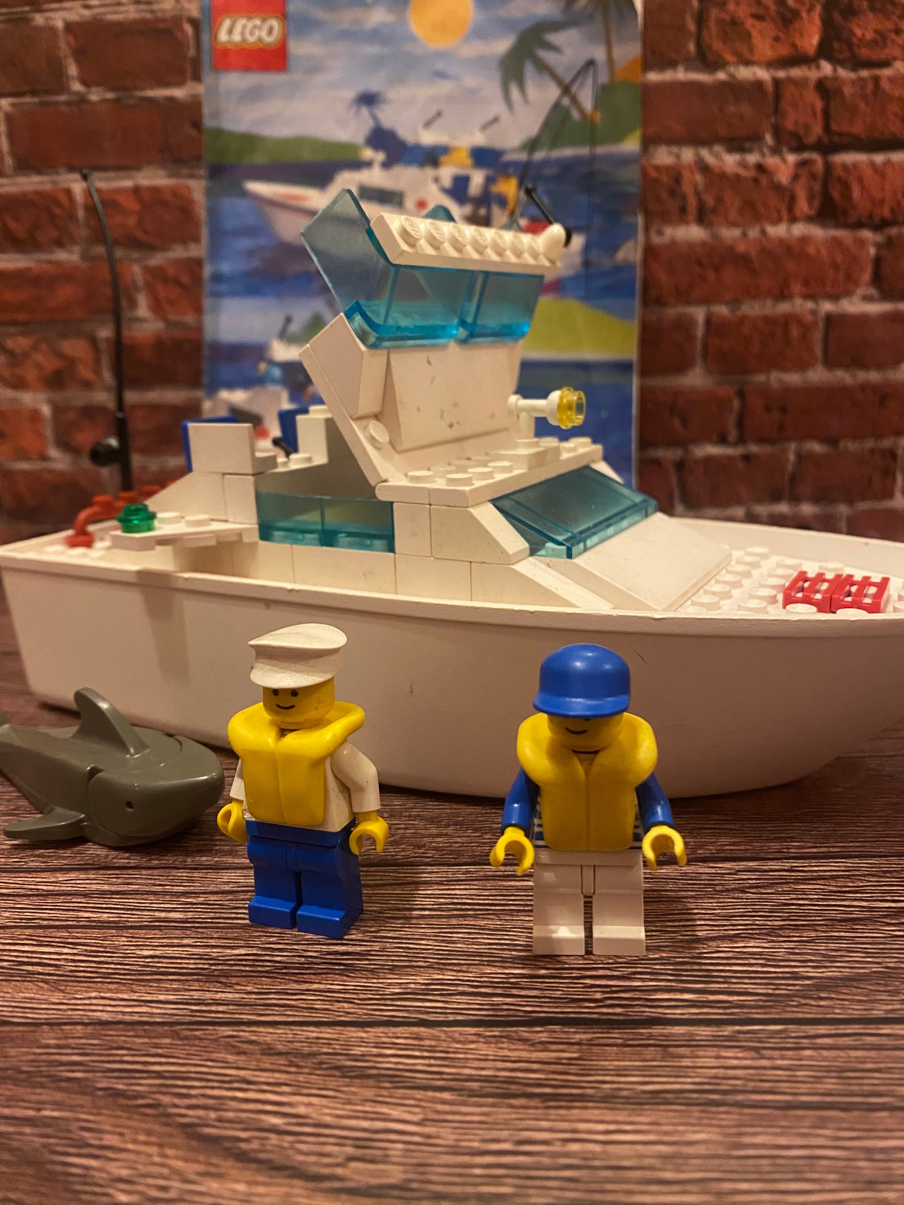 LEGO 4011 Cabin Cruiser (1991)