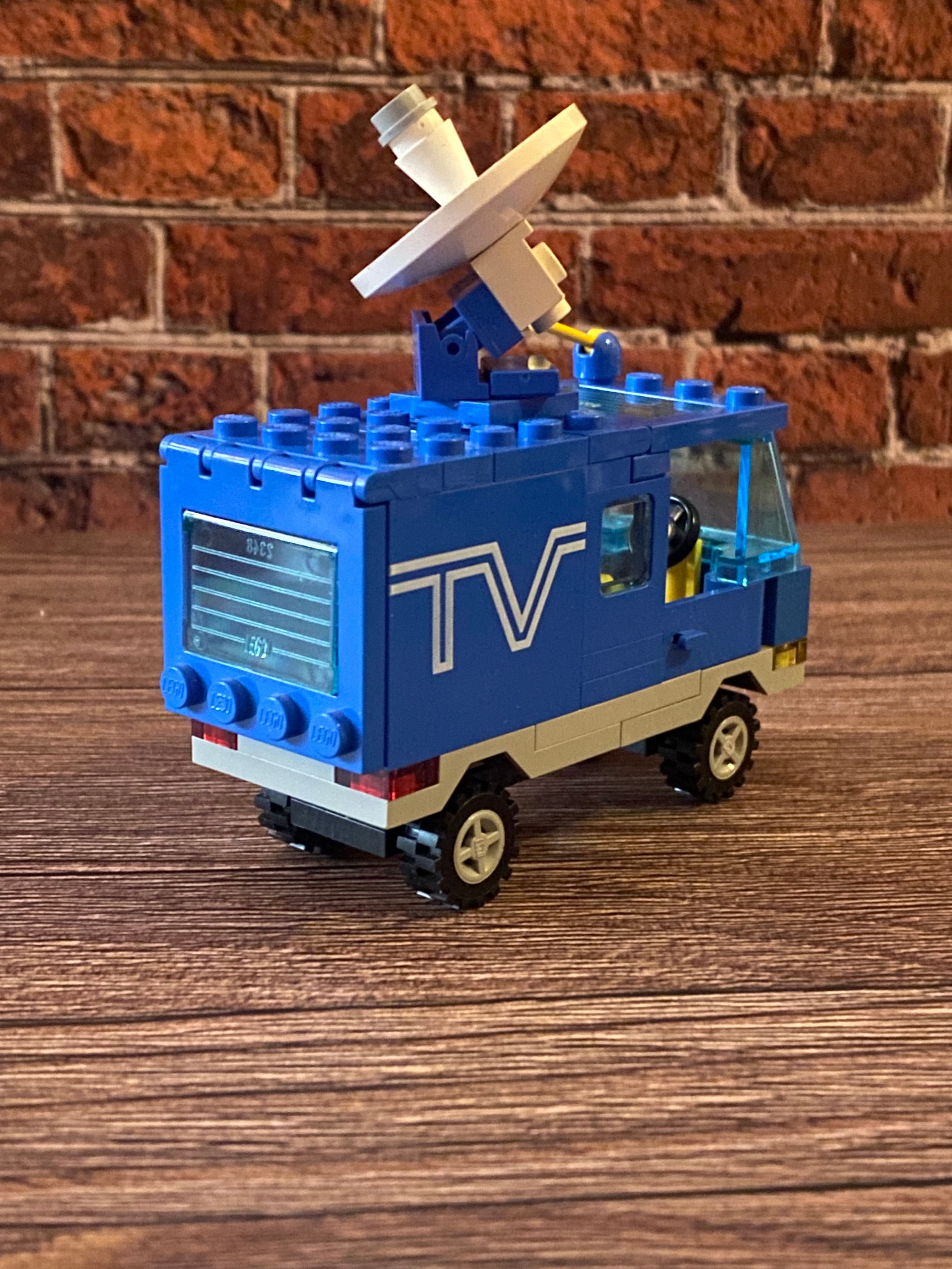 LEGO 6661 TV Van / Mobile TV Studio (1989)