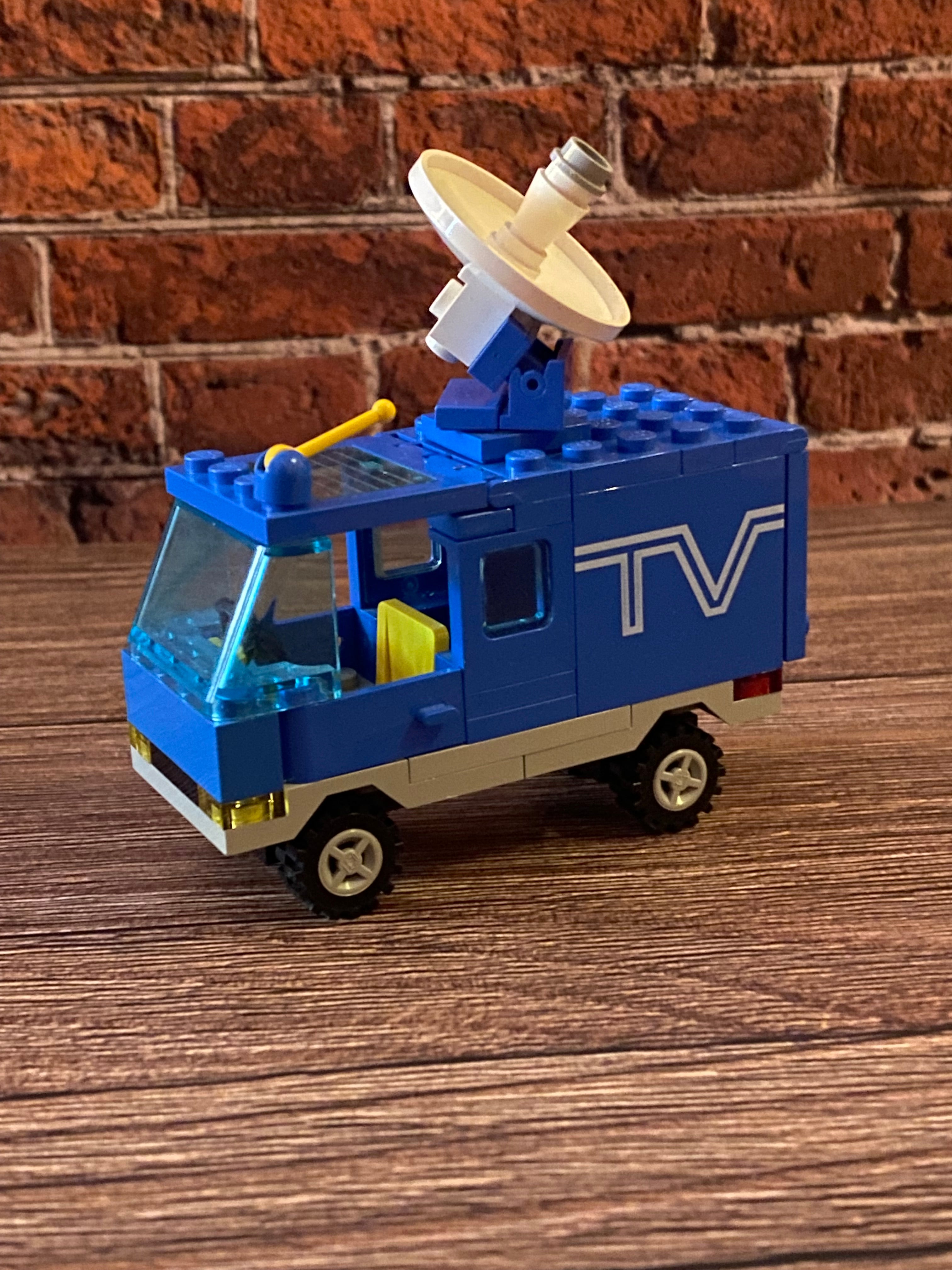 LEGO 6661 TV Van / Mobile TV Studio (1989)