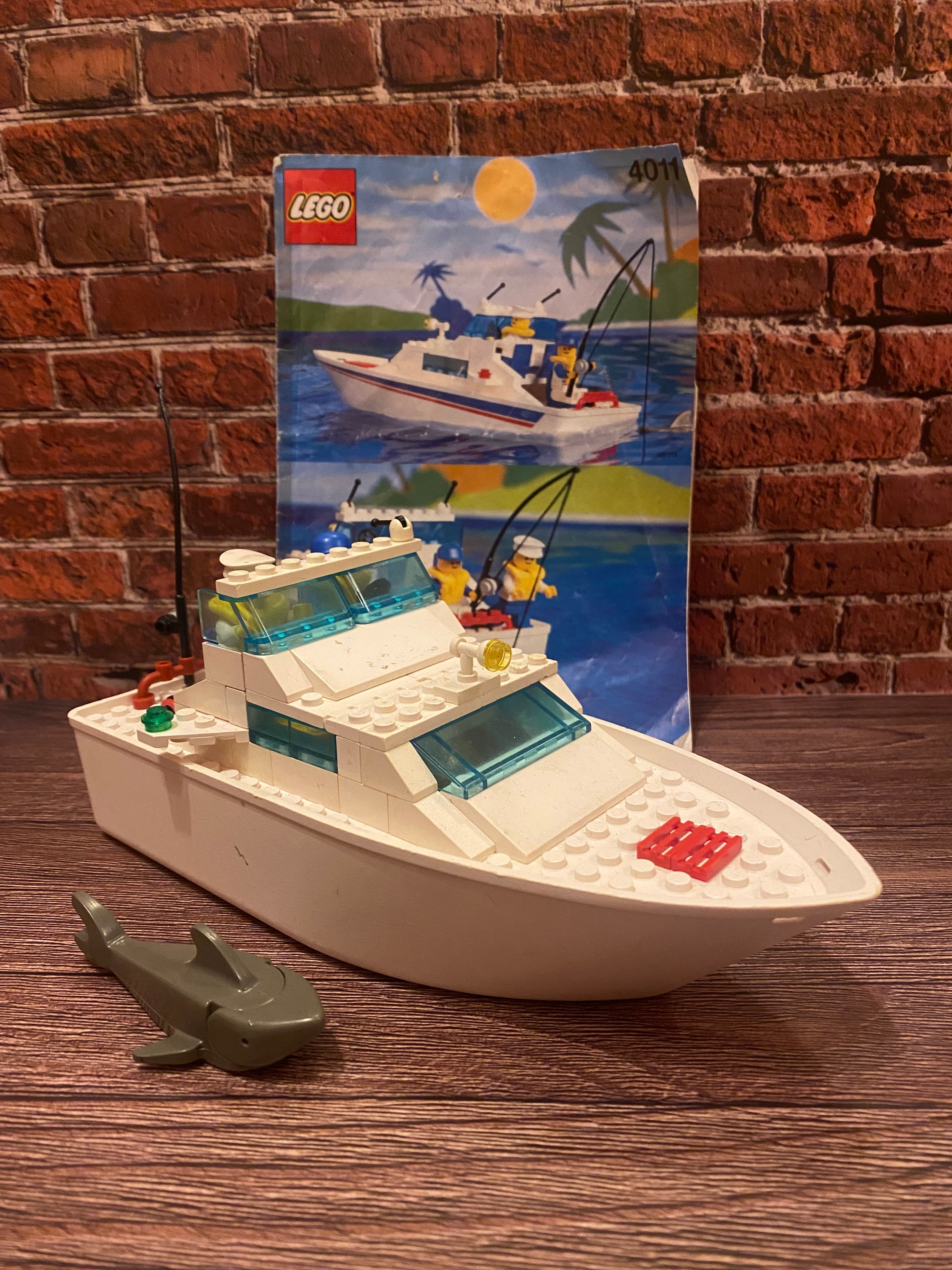 LEGO 4011 Cabin Cruiser (1991)