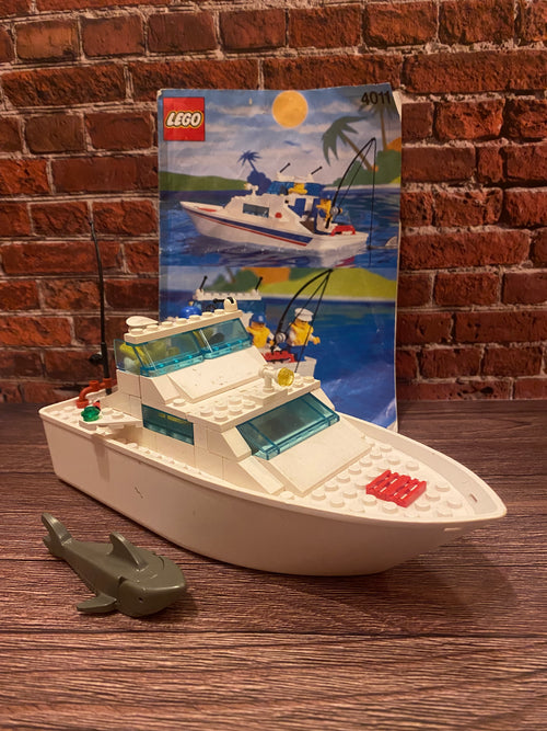 LEGO 4011 Cabin Cruiser (1991)