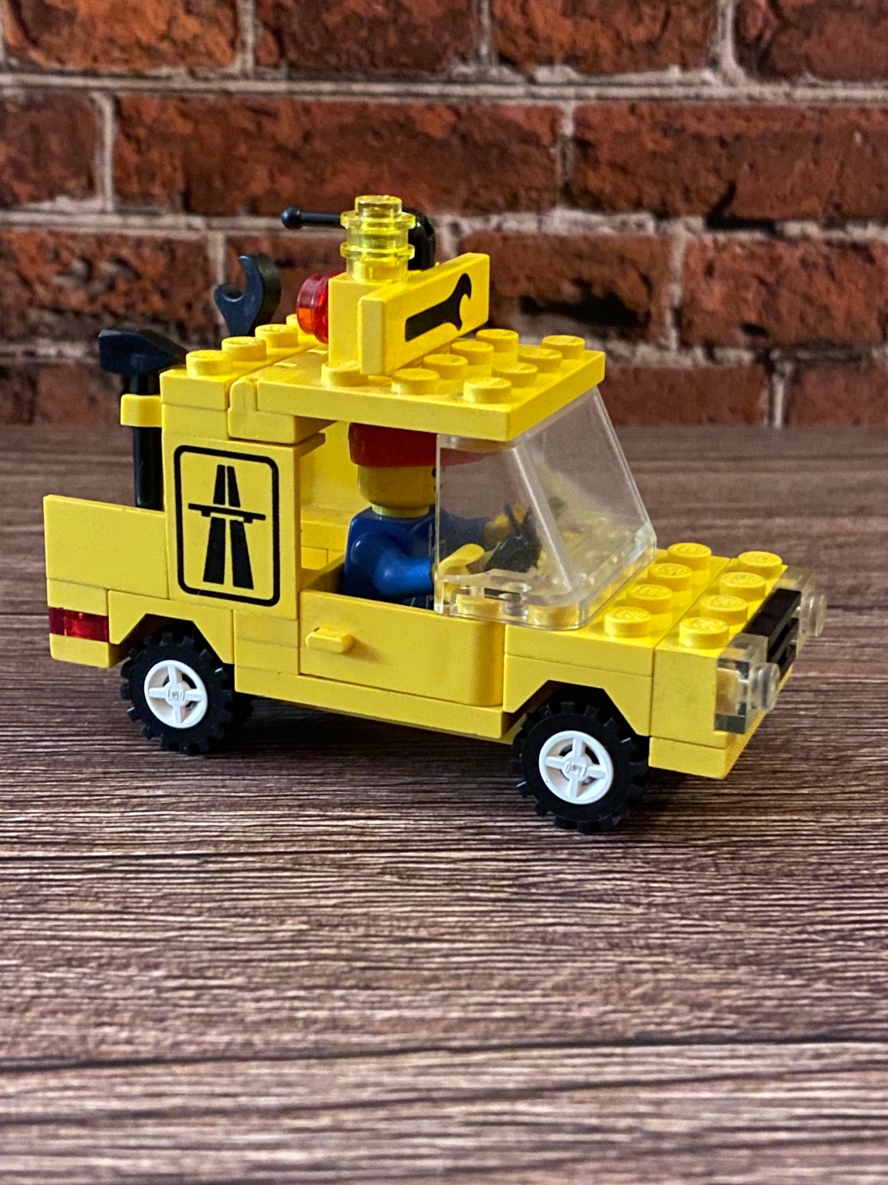 LEGO 6521 Emergency Repair Truck (1987)