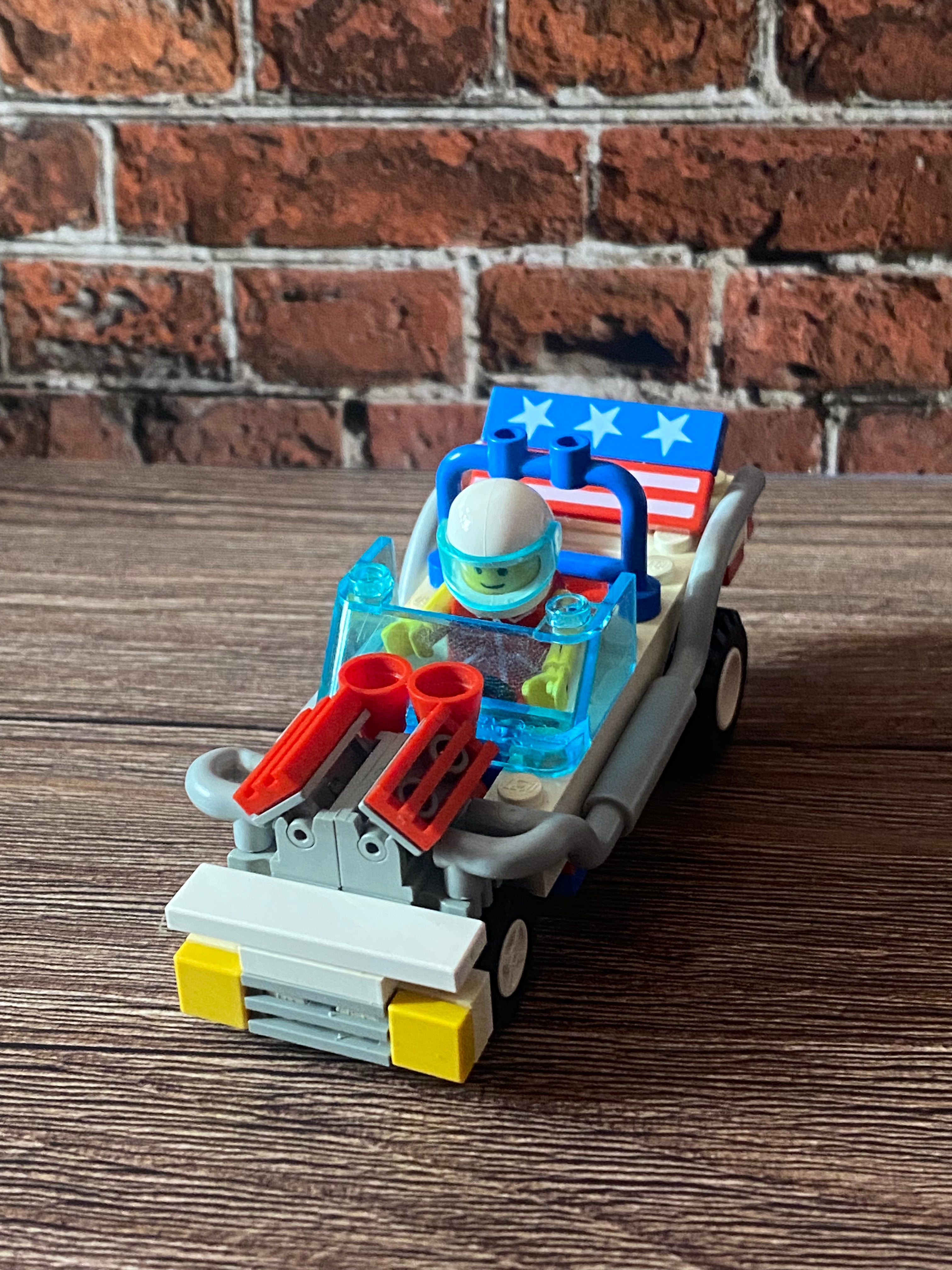 LEGO 6646 Screaming Patriot (1991)