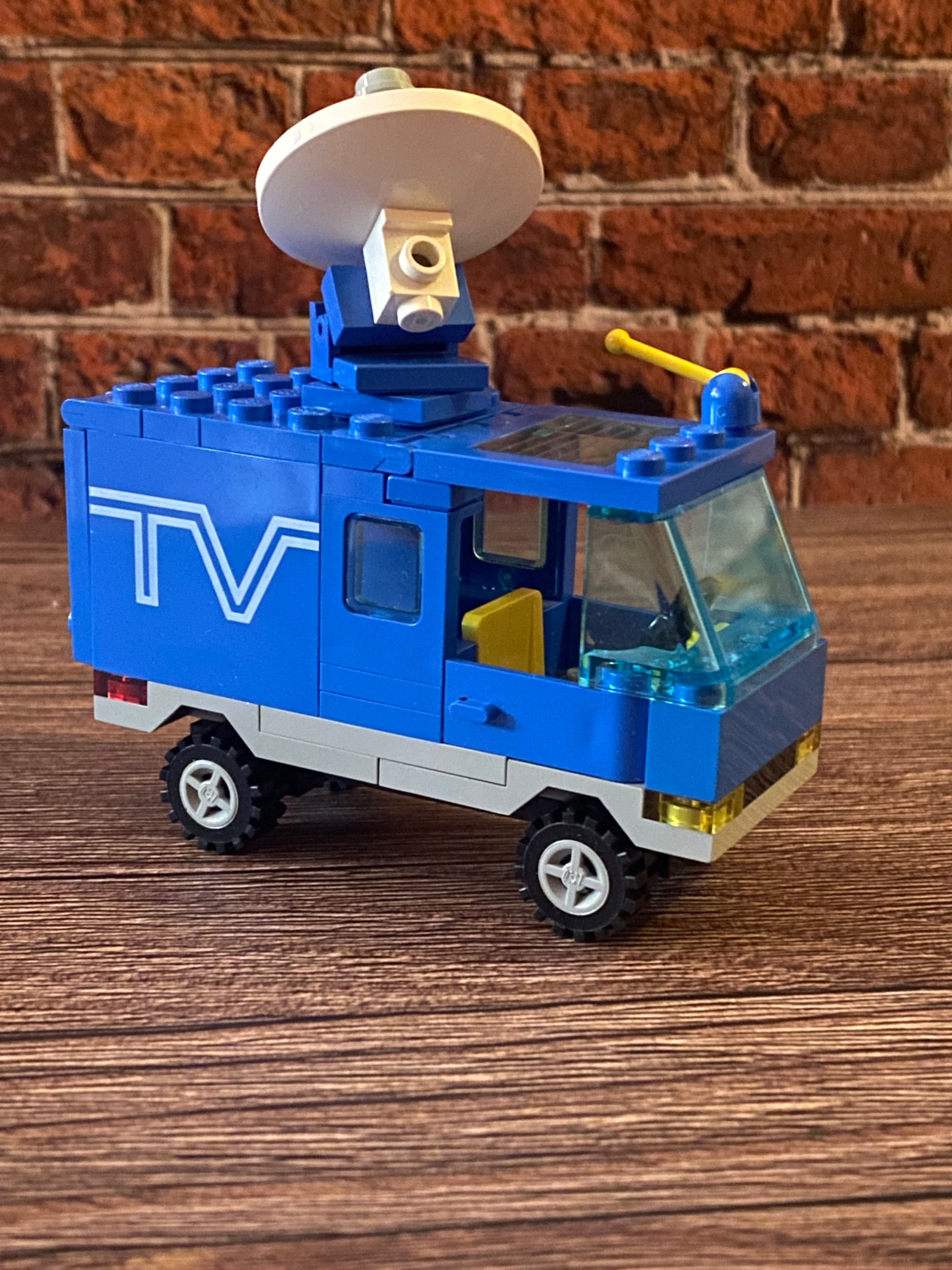 LEGO 6661 TV Van / Mobile TV Studio (1989)