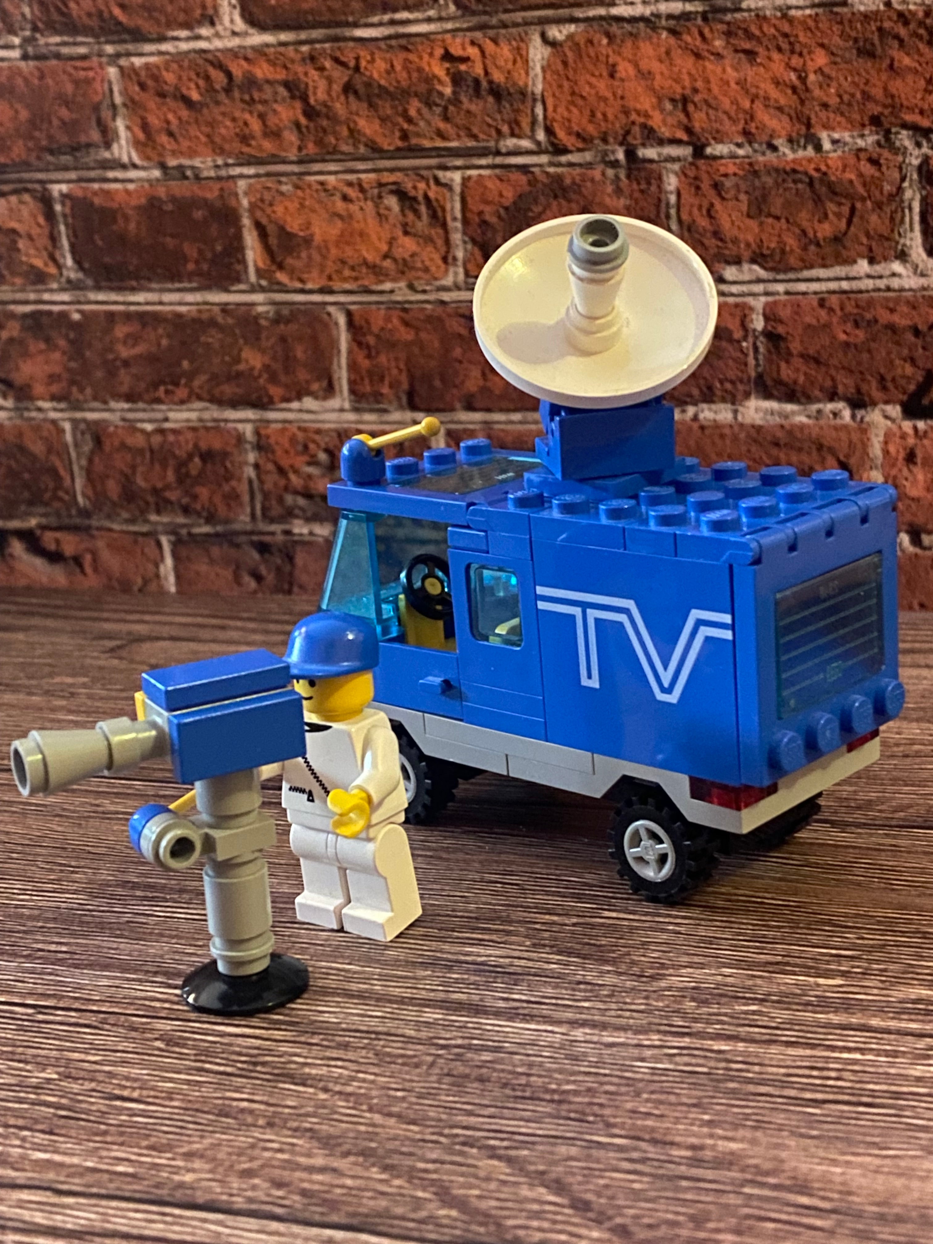 LEGO 6661 TV Van / Mobile TV Studio (1989)